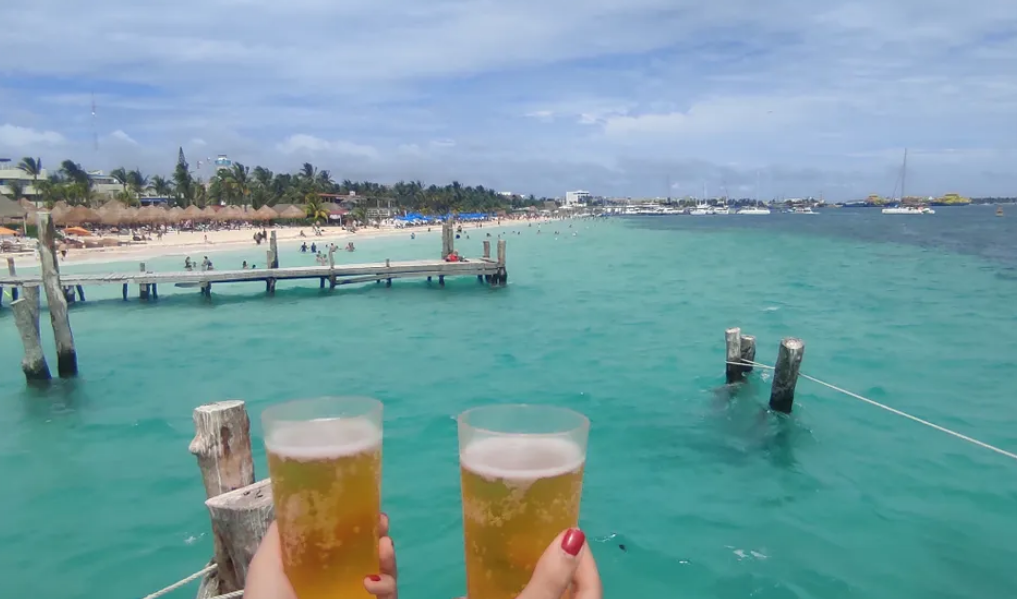 Catamarán a Isla Mujeres con barra libre y snorkel